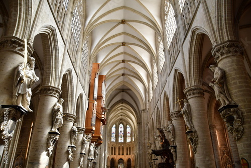 VISTAS DEL INTERIOR DE IGLESIAS