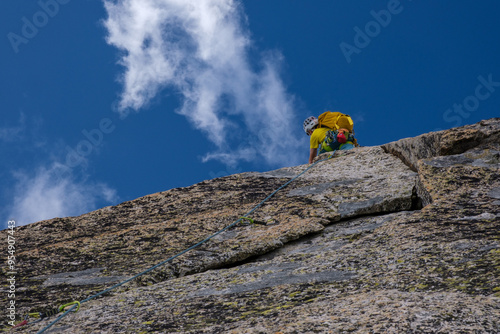 Alpinista in parete, spigolo est dello Joderhorn, Macugnaga, VB