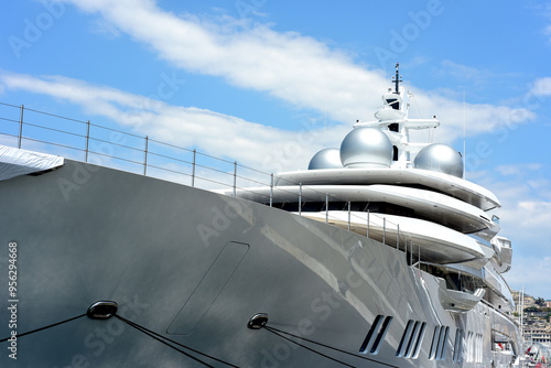 Yacht di Lusso Futuristico