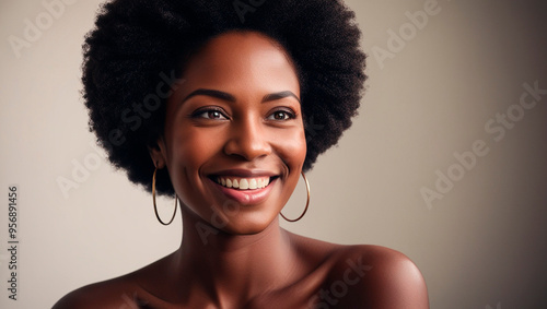 Mulher negra preta afro descendente black power cabelo sorrindo sorriso simpático com brinco