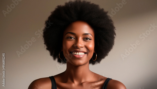 Mulher negra preta afro descendente black power cabelo sorrindo sorriso simpático com brinco