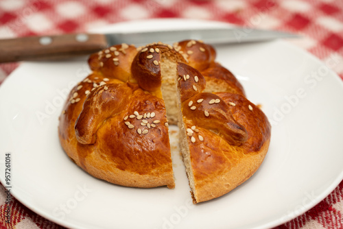 pan de muerto con una porción cortada