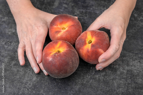 Naturalne i organiczne brzoskwinie, słodkie owoce tropikalne, 