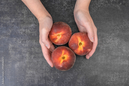 Piękne apetyczne brzoskwinie na blacie kuchennym, zdrowa przekąska owocowa 