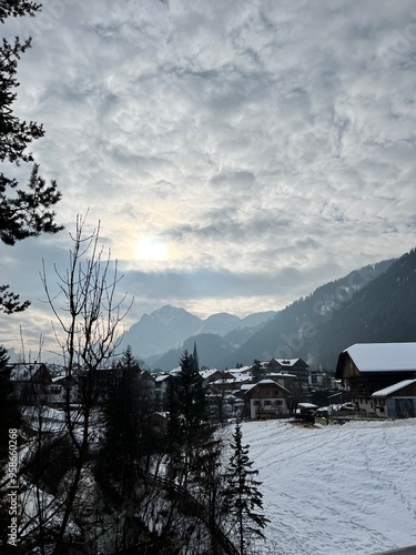 Paesaggio montano innevato con case locali