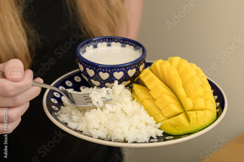 Świeże mango z białym ryżem, mango sticky rice 