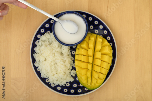 Mango sticky rice na talerzu 