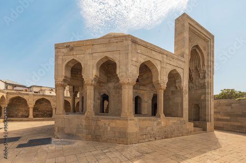 Palace of the Shirvanshahs Pałac Szachów Szyrwanu zabytkowy zespół pałacowy w Baku. Kompleks pałacowy z dziedzińcem i zdobionymi łukami, kolumnami 