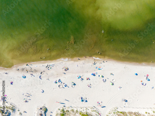 Zdjęcie lotnicze plaży nad morzem. Mierzeja Wiślana nad morzem Bałtyckim