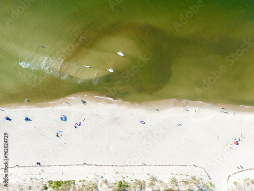 Zdjęcie lotnicze plaży nad morzem. Mierzeja Wiślana nad morzem Bałtyckim