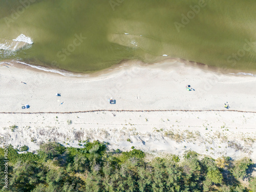 Zdjęcie lotnicze plaży nad morzem. Mierzeja Wiślana nad morzem Bałtyckim