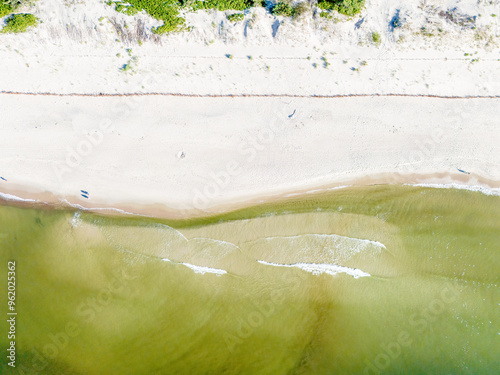 Zdjęcie lotnicze plaży nad morzem. Mierzeja Wiślana nad morzem Bałtyckim