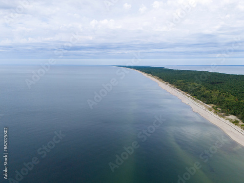 Zdjęcie lotnicze plaży nad morzem. Mierzeja Wiślana nad morzem Bałtyckim