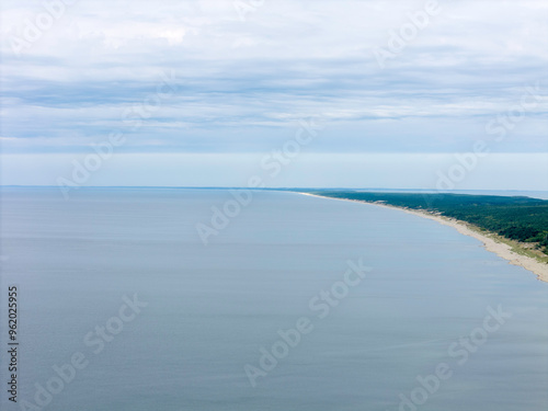 Zdjęcie lotnicze plaży nad morzem. Mierzeja Wiślana nad morzem Bałtyckim