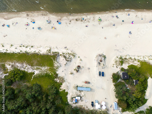 Zdjęcie lotnicze plaży nad morzem. Mierzeja Wiślana nad morzem Bałtyckim