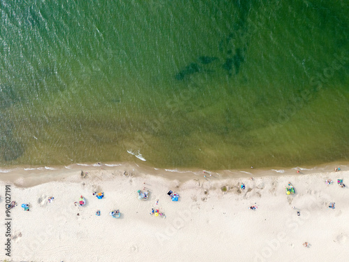 Zdjęcie lotnicze plaży nad morzem. Mierzeja Wiślana nad morzem Bałtyckim