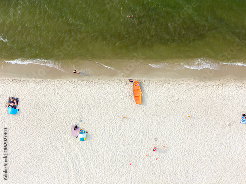 Zdjęcie lotnicze plaży nad morzem. Mierzeja Wiślana nad morzem Bałtyckim