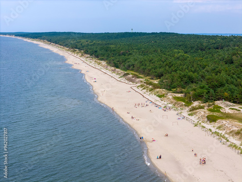 Zdjęcie lotnicze plaży nad morzem. Mierzeja Wiślana nad morzem Bałtyckim