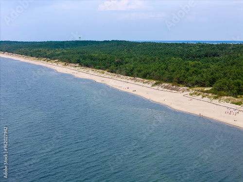 Zdjęcie lotnicze plaży nad morzem. Mierzeja Wiślana nad morzem Bałtyckim