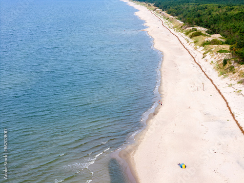 Zdjęcie lotnicze plaży nad morzem. Mierzeja Wiślana nad morzem Bałtyckim