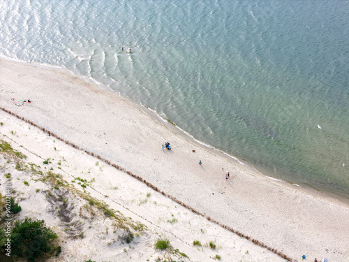 Zdjęcie lotnicze plaży nad morzem. Mierzeja Wiślana nad morzem Bałtyckim