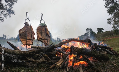 Fogo de chão, churrasco típico do sul do Brasil, costela bovina assada na brasa ao ar livre.