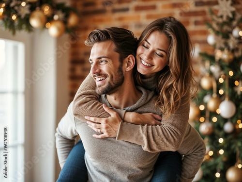 joven pareja abrazados en la sala de su casa, mientras celebran navidad