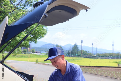 車の荷台とおじさん