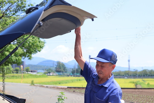 車の荷台とおじさん