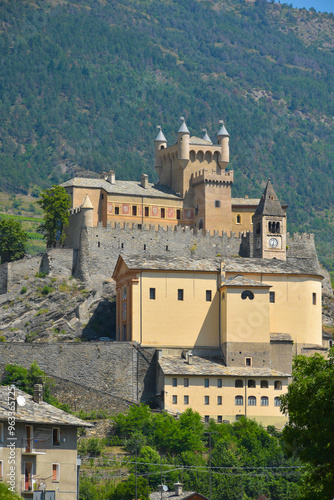 castello arroccato su uno sperone roccioso