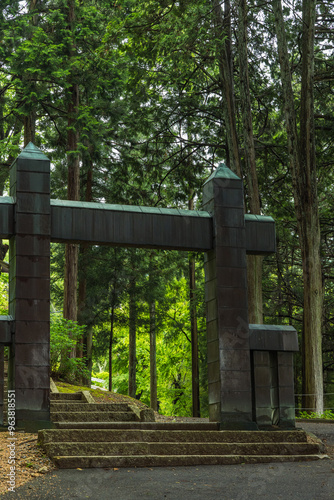 日本 長野県松本市にある牛伏寺の山門へと向かう参道