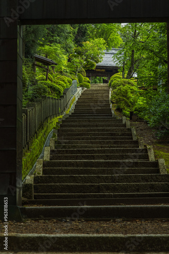 日本 長野県松本市にある牛伏寺の山門へと向かう参道