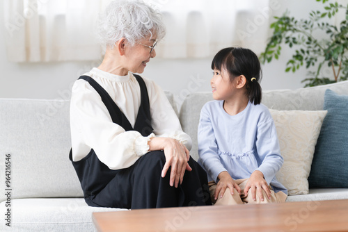 女の子とおばあさんのツーショット ファミリーイメージ