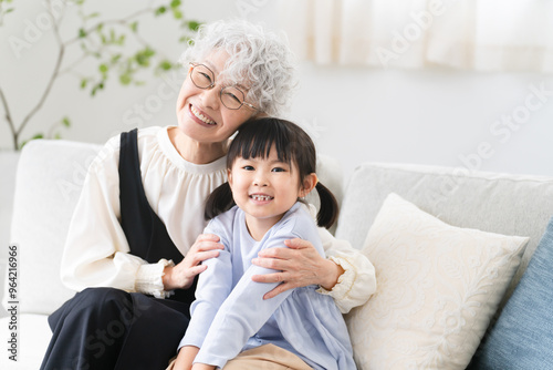 女の子とおばあさんのツーショット ファミリーイメージ