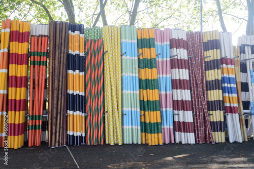 Barreras de colores para salto de caballo apiladas