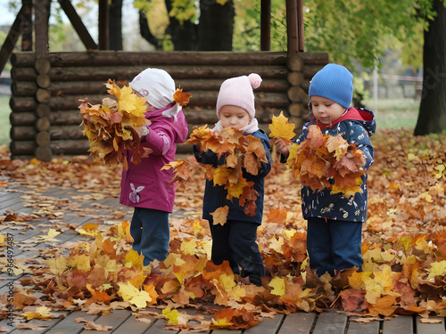 Niños jugando con hojas de otoño 