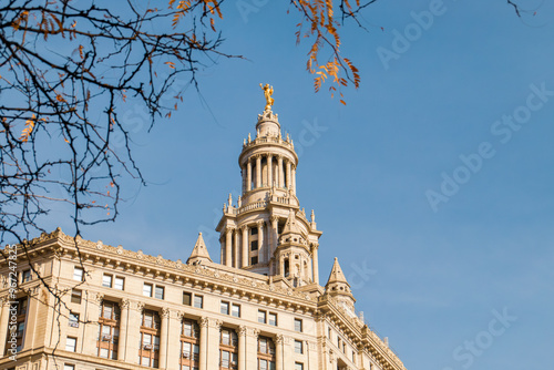 Fachada del edificio municipal David N. Dinkins de Manhattan, Nueva York, EE.UU. Edificio de estilo neoclásico con detalles romanos como la estatua dorada de la cúpula llamada Fama Cívica.