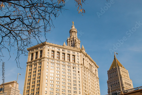 Fachada del edificio municipal David N. Dinkins de Manhattan, Nueva York, EE.UU. Edificio de estilo neoclásico con detalles romanos como la estatua dorada de la cúpula llamada Fama Cívica.