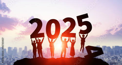 2025年の新年号を掲げる人々 ビジネス向け2025年新年イメージ 令和七年年賀状素材