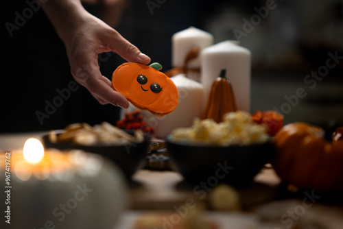 Dynie, nietoperze i duszki na pysznym, maślanym i korzennym cieście. Klimatyczne oświetlenie i dekoracje Halloween.