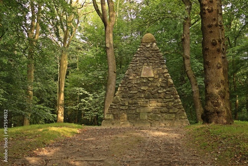 Upstalsboom, mit Steinpyramide von 1833