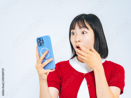 スマホを見て驚く女の子