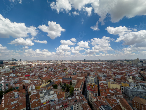 panoramiczny widok na Madryt stolicę Hiszpanii. Widać ogromne zróżnicowanie architektoniczne budynków, główne ulice i pięknie zachmurzone niebo