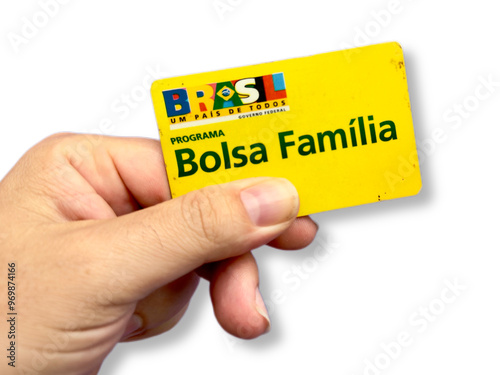 Cartão bolsa familia do governo não mão de uma pessoa com fundo branco.