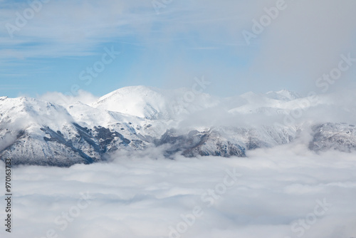 Montañas nevadas y nubes