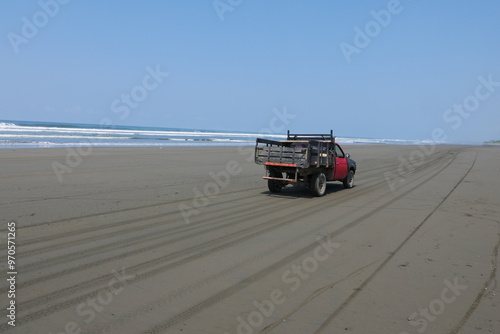 Auto auf breitem Strand bei Niedrigwasser Ebbe in Costa Rica Quepos