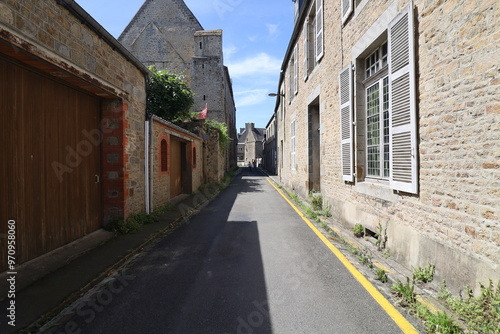 Rue typique, ville de Avranches, département de la Manche, France