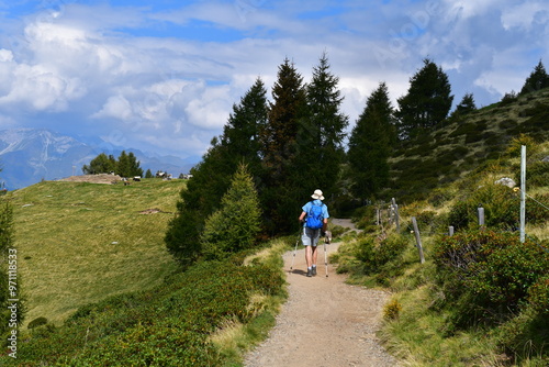 Mann wandert auf dem Hirzer in Südtirol 