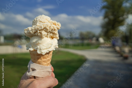 wafel z owocowymi lodami w upalny słoneczny dzień