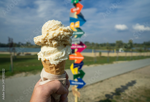 wafel z owocowymi lodami w upalny słoneczny dzień